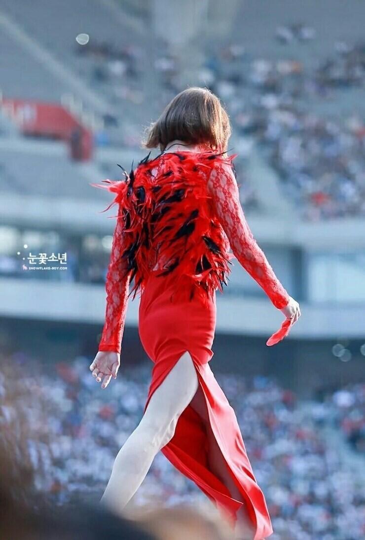 다리 일단 저건 위너 이승훈 다리 이번에는 엑소 김준면과 nct마크야 레주의 다리와 비교해보길 비래 저거 보고 열받아서 다이어트 성공했다