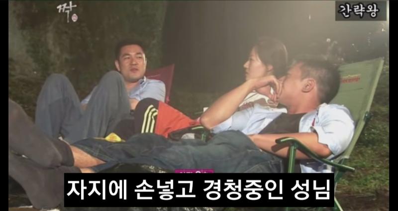 밥먹고 기분좋아지고 간만에 대화시간에 사람들과 같이 자리하는데 그마저도 조까고 자지에 손넣고 경청중인 성님