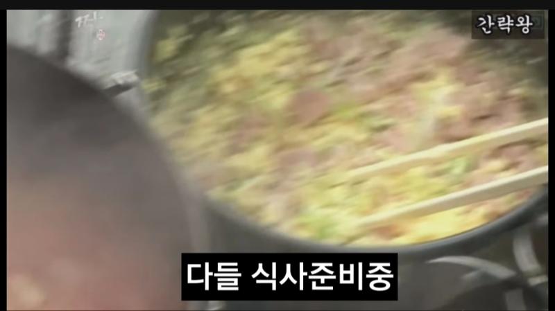 다음날 아침 다들 아침준비하는데 조까고 헤드셋끼고 낮잠자는 성님