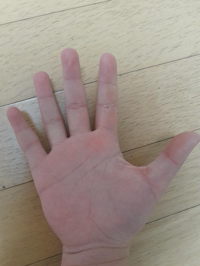 사진 보냈어 혹시 손금 같은거 봐주려는 거야