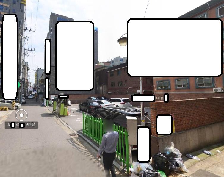 사진에서 보이는 빨간 건물처럼 낮에는 커튼으로 가려져있고 밤되면 커튼이 걷고 저기에 언니들 앉아있엉 길에 저런곳이 꽉꽉 채워져있고 중간중간 모텔들이엿는데 최신 로드뷰 보니까