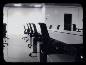 레벨 버려진 사무실 Level Abandoned Office 피를 담은 피부 거죽이 뜨거웠던 덕분에 나는 비로소 비가 차갑다는 사실을 있었다 속에 자리 잡은 뜨거운 열기가 두려움
