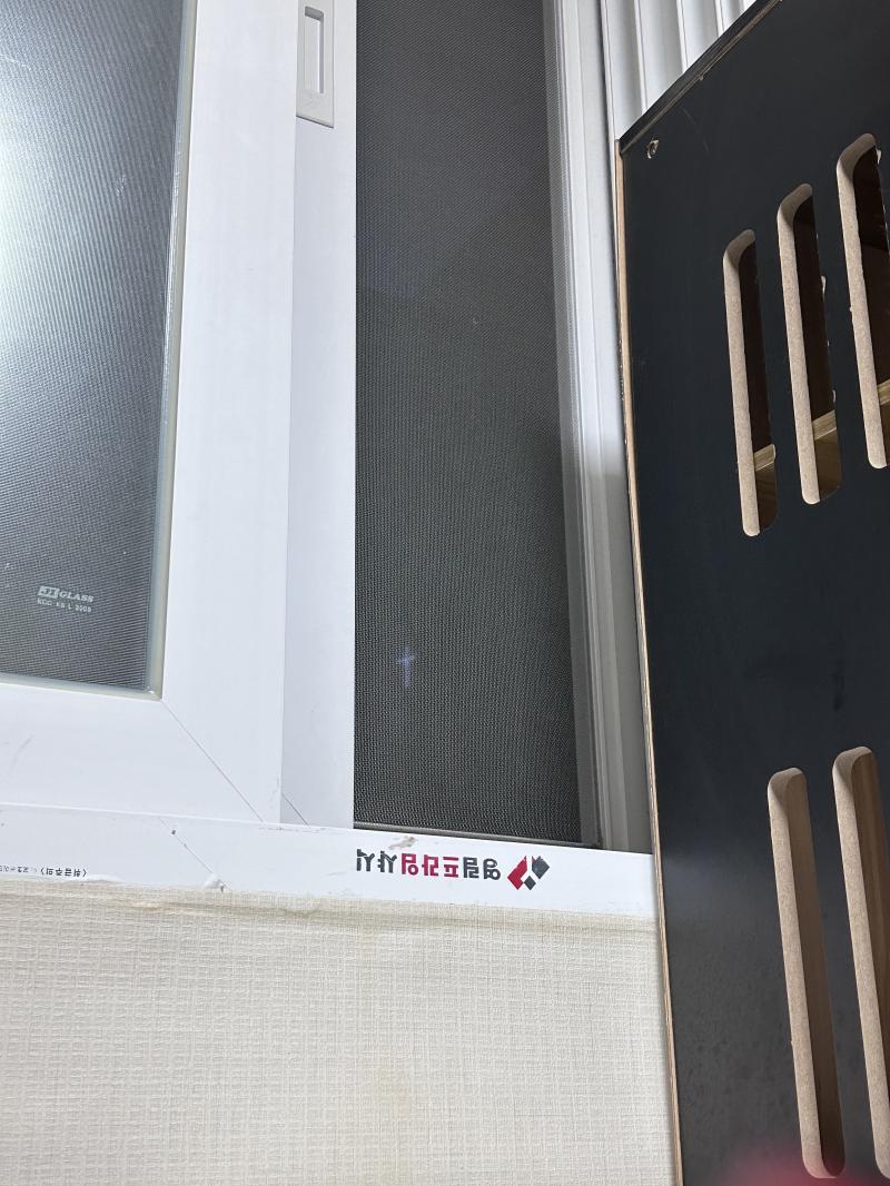 전담 피면서 휴대폰 시계를 보니까 저녁이더라고 아까 불빛은 뭐지 싶어서 창문 쪽을 바라봤는데 이렇게 십자가 모양이 있더라고 보면서 언제 교회가 생긴 거지 했어 내가 너무 오랫동안