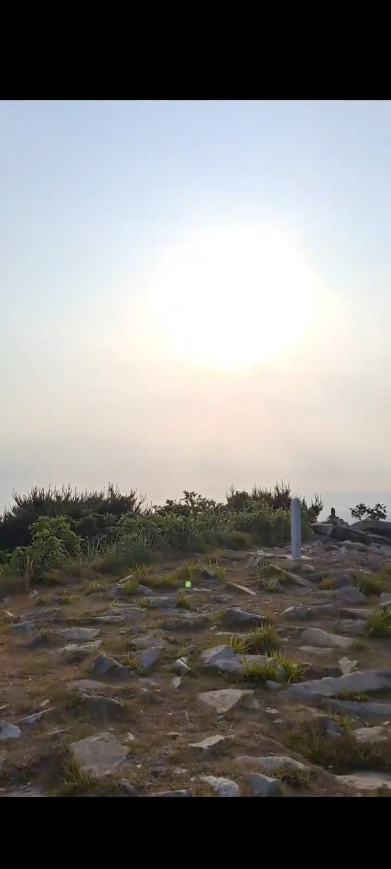 고용산 정상 표지석은 빨간색동그라미 친거고 이상한 형상 사람인지 아닌지 알수없는 있는 위치는 다른구조물이없어 혹시 사진으로 귀신인지 아닌지 느낄수있는 사람 없을까