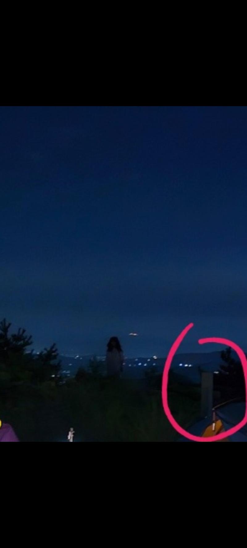 고용산 정상 표지석은 빨간색동그라미 친거고 이상한 형상 사람인지 아닌지 알수없는 있는 위치는 다른구조물이없어 혹시 사진으로 귀신인지 아닌지 느낄수있는 사람 없을까