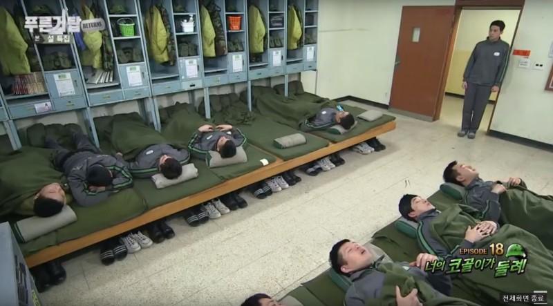 이렇게 잔다길래 나는 수면에 도움되는 자세가 이거구나하고 이렇게 자기 시작했어 근데 이게 문제였나봐
