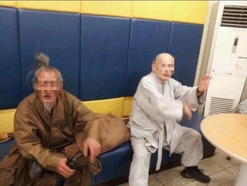 경찰들은 귀인들의 다툼에 민간인들이 휘말릴걸 우려해 그들을 경찰서로 데려가 진정시켰다