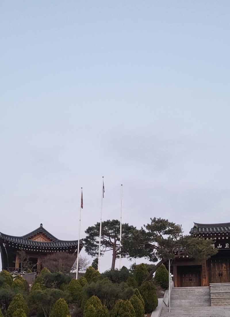 장소 다녀왔는데 내가본건 빨간색의 일본식 신사느낌이였거든 근데 여긴 한옥느낌의 무슨 수련원이였어 가까이는못가봤고 지역특정할수 있을거같은데 알아도 모른척해줭