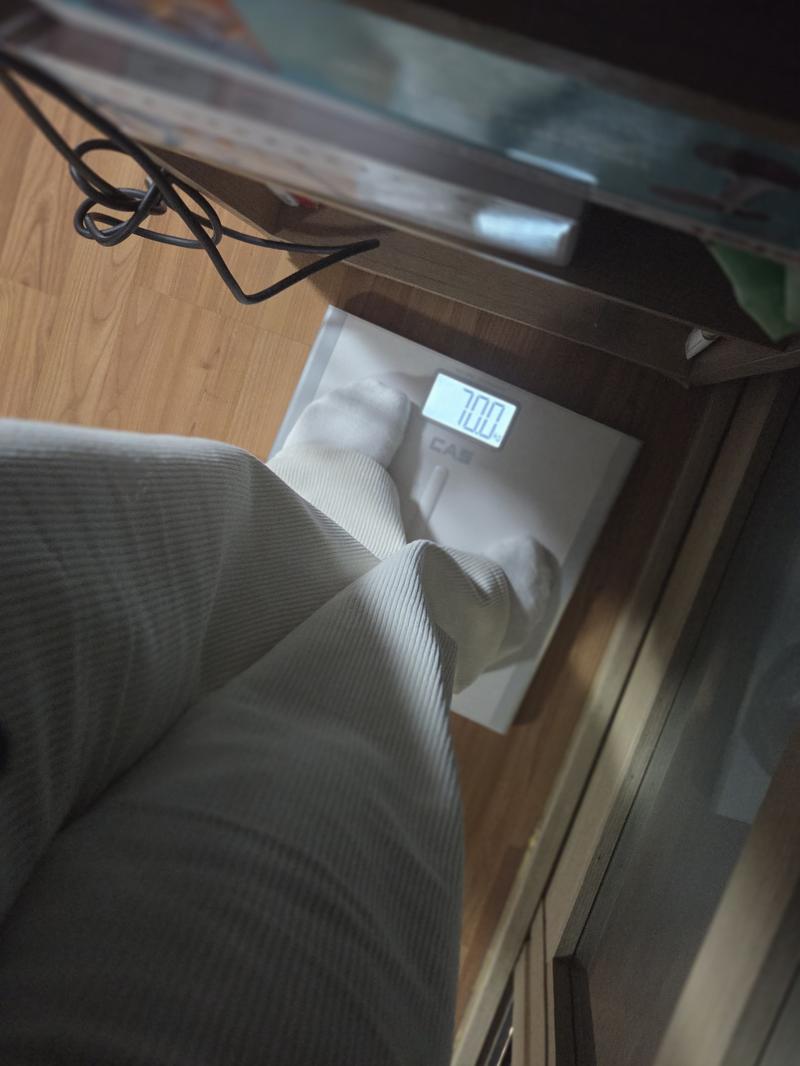 밥먹고 무거운거 입으면 나오네 디저트는 매일이 아니라 특별한 날에만 먹어야되나봐 간헐적 단식 필수고