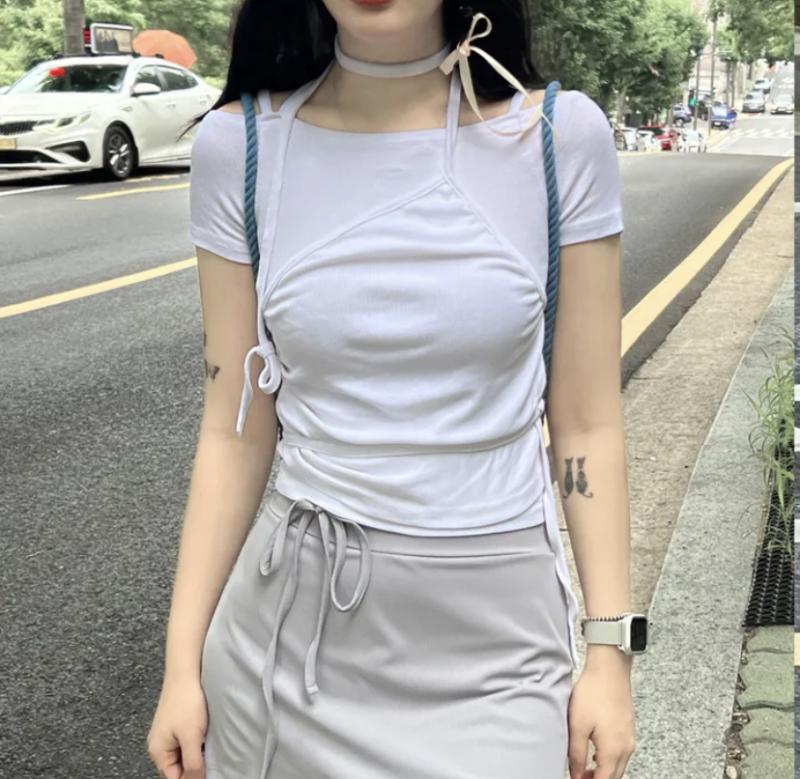 그럼 이렇게 레이어드 해서 입을수 밖에 이정도는 딱붙 아니라구 번은 나시긴한데 안에 시스루 이너 입으면 될듯 부분 때문에 안에 시스루 입으면 야해 보일 같애