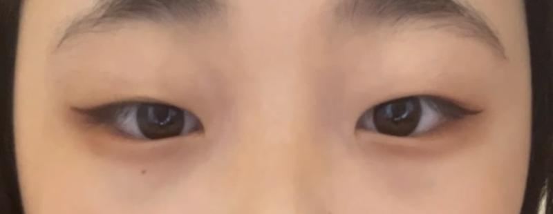 한거 한쪽만 지운거 양쪽다지운거 어떻게생각햐 마음에 들고 예뻐보이는데 동생이 나보고 화장 처음하는 사람같다면서 맞음 이상하다며 도와주라