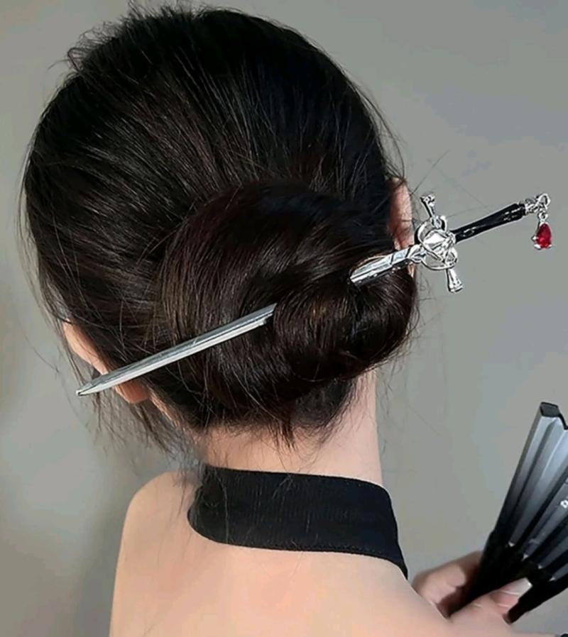 이렇게 생겼는데 보기와는 다르게 끝이 뭉툭하고 길이도 cm정도로 그렇게 길어 많이 위험해보이니 큐빅은 예정