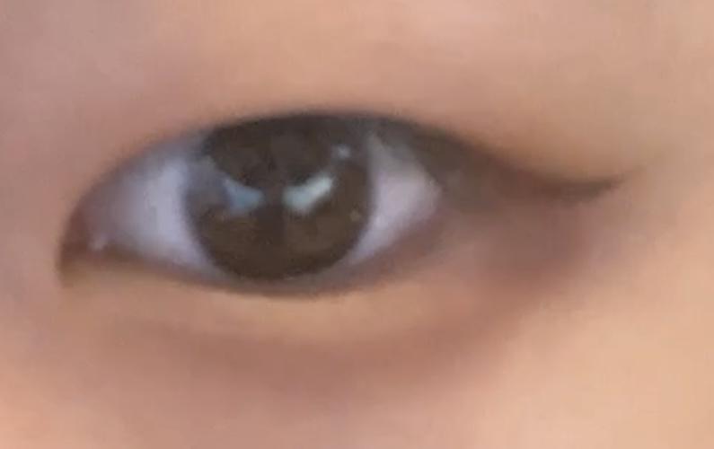 왼쪽눈은 펜슬라이너로 그린거고 오른쪽눈은 붓펜으로 그린거야 뭐가 나은지도 말해주라 눈만 보이게하니까 얼큰이처럼 보이는데 아님 아마