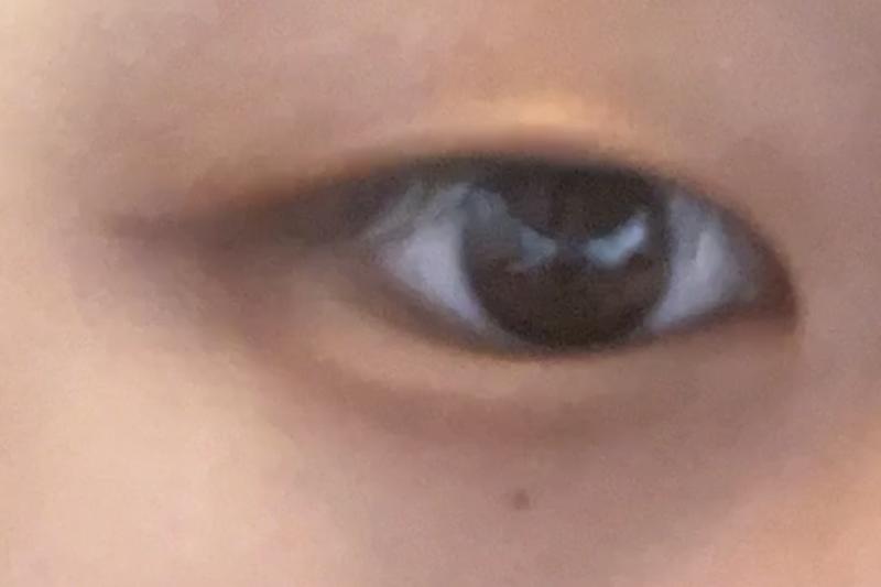 왼쪽눈은 펜슬라이너로 그린거고 오른쪽눈은 붓펜으로 그린거야 뭐가 나은지도 말해주라 눈만 보이게하니까 얼큰이처럼 보이는데 아님 아마