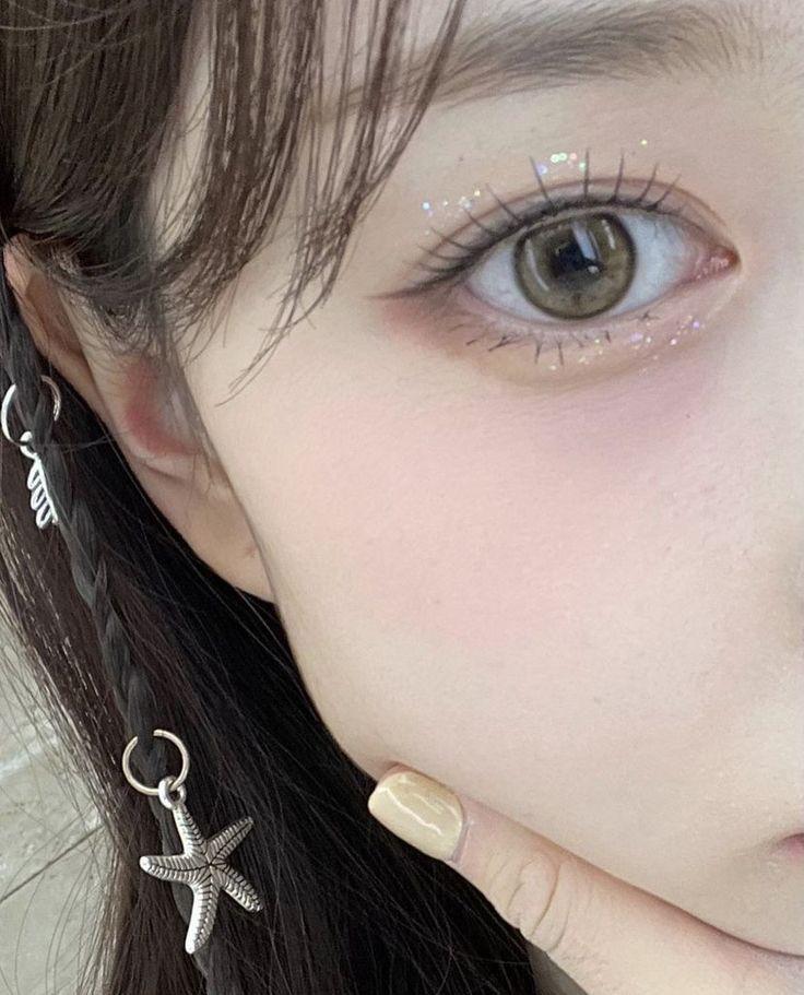 앞머리 뒷머리 높이 다르고 눈꼬리로 갈수록 경사진 꼬막눈이라고 들어서 가져와봤어