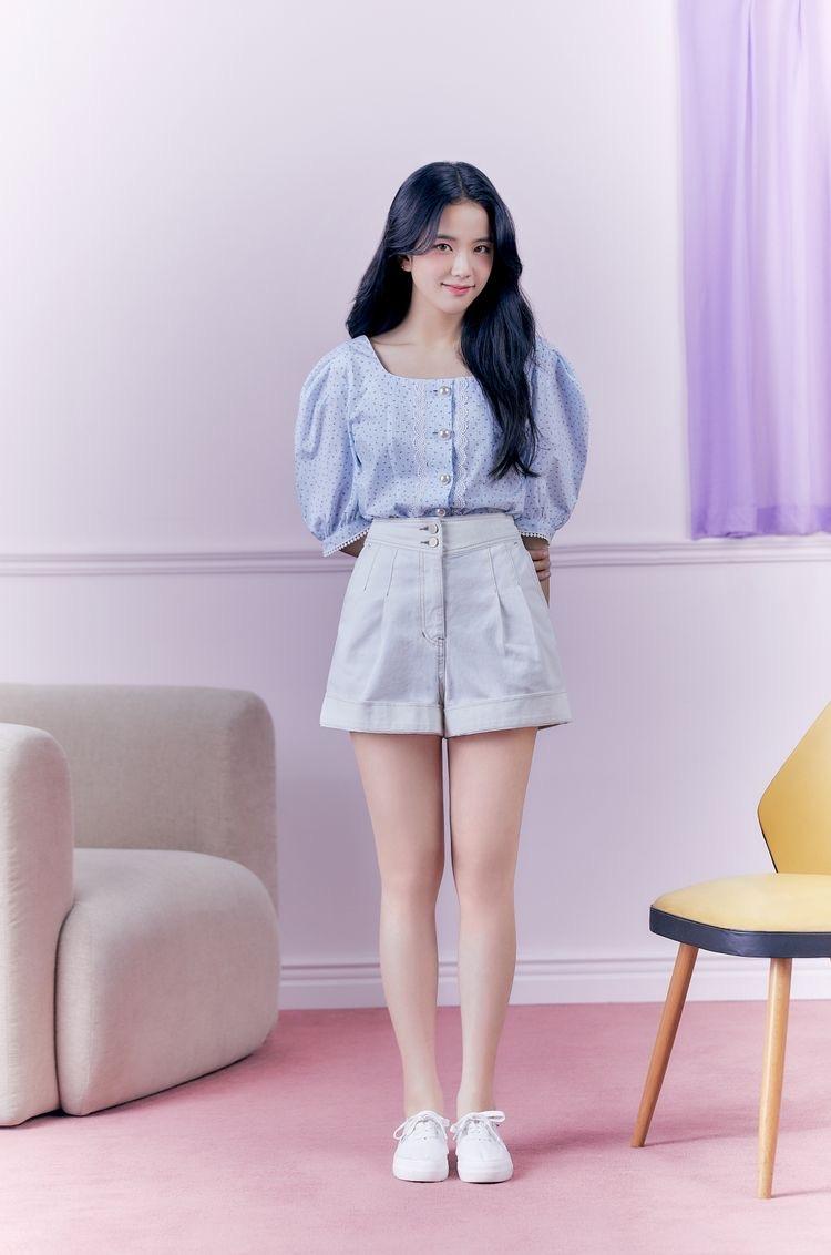 전체적인 실루엣은 이런느낌인데 이제 좋아하는 개인적으론 청바지엔 하얀색이 국룰이라고 생각함 상의 입으면 될듯 바지는 길었으면 좋겠당 부츠신으면 과할거같긴하다 그냥 컨버스로