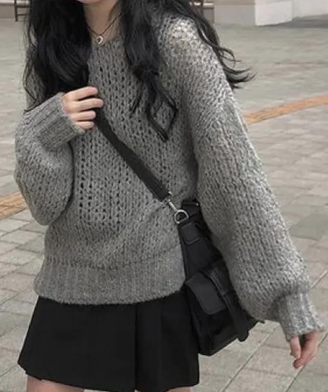 일단 입으려고 생각 중인거 사진 올려놓을게 치마를 롱스커트로 바꾸면 불편하려나 아니면 상의에 어울리는 바지 추천해줘