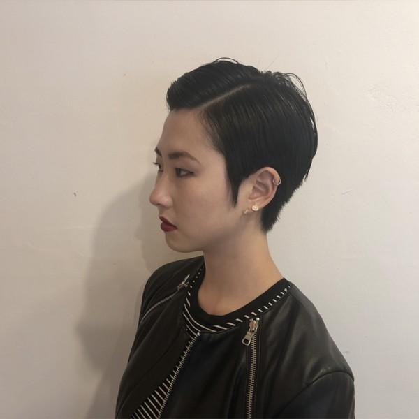 이마 좁으면 차라리 앞머리 없는 숏컷으로해서 깐머 하고다니는거 어때 이마너무넓어서 깐머를 못해가지구