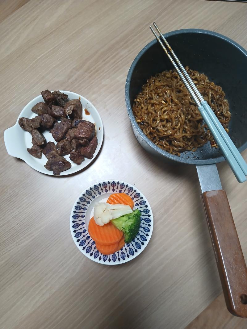 아침식사 소고기 짜파게티 야채믹스
