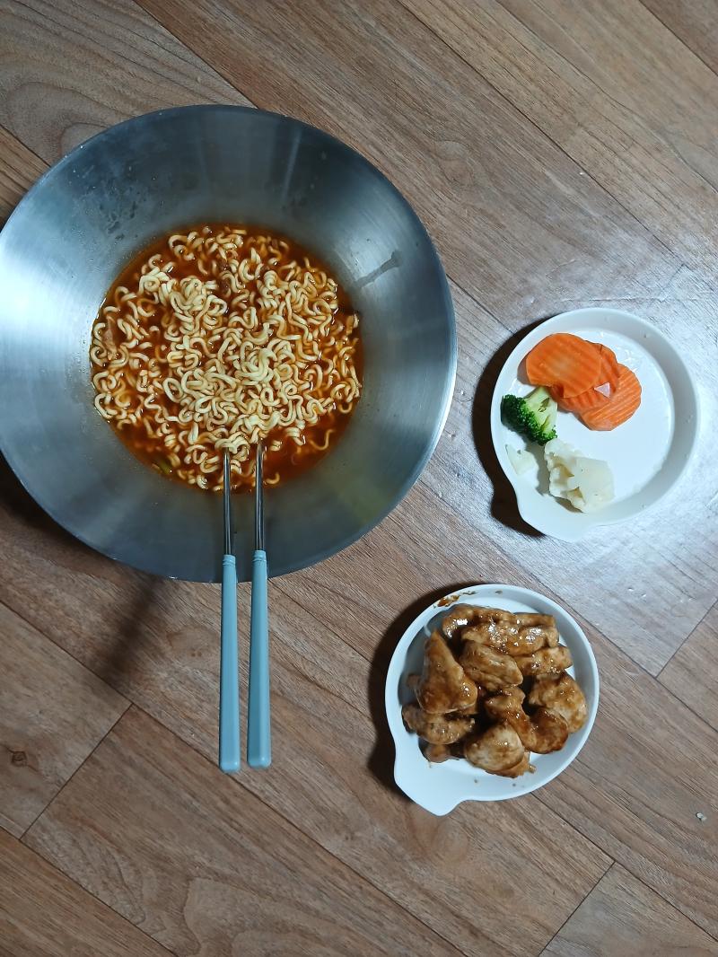 저녁식사 라면 닭가슴살 한팩 야채믹스