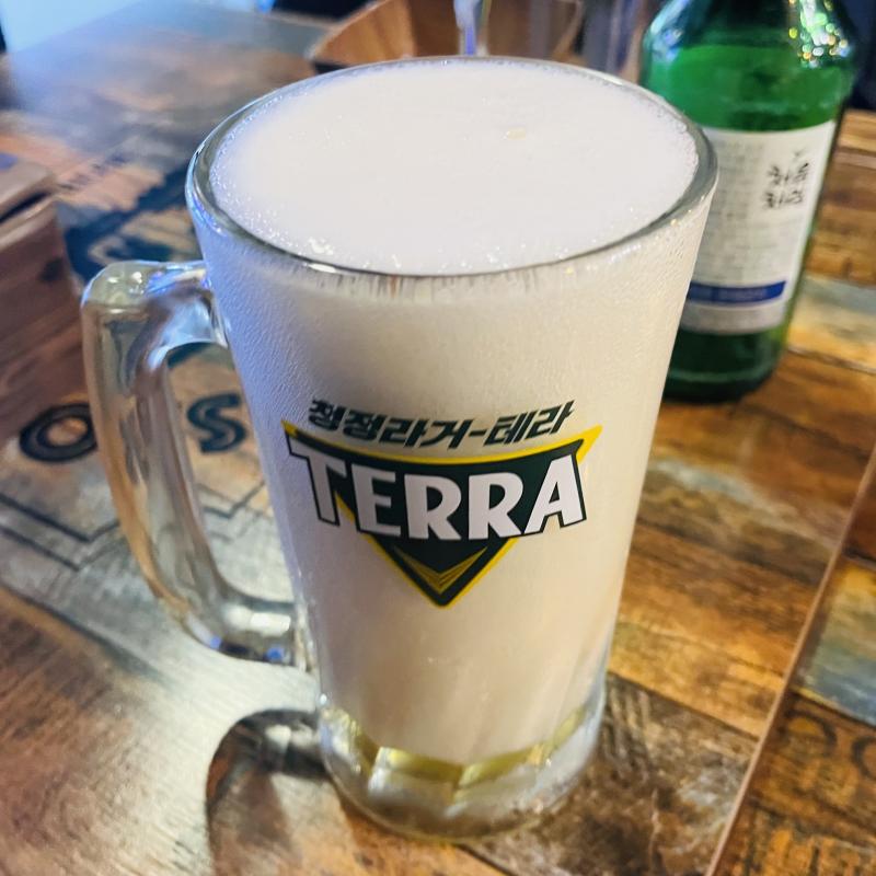 결국은 회식 알중새끼 다됨 근데 맥주 이렇게 따라주니까 웃기고행복했음 그래도 오늘은 두잔만 마셨다 이게 중요한건 아니겠지