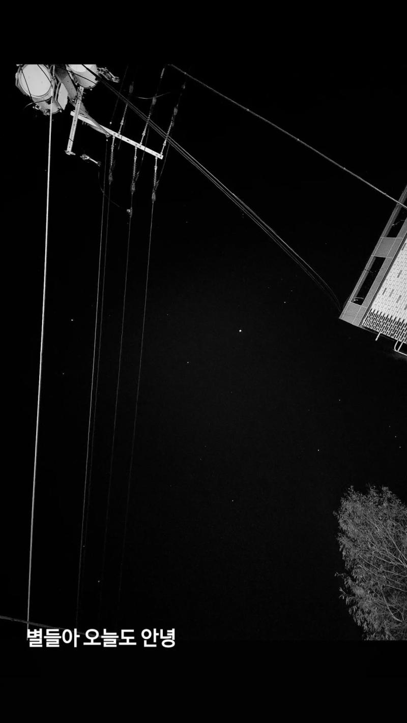 누울 준비 하고 얼른 자야지 다들 월요일 고생 많았어 오늘의 그리고 우리집 앞은 아니니까 사진까지 같이 그냥 밝기만 살짝 어둡게 찍어도 결과물 보면 보이긴 하는데 인스스 필터로