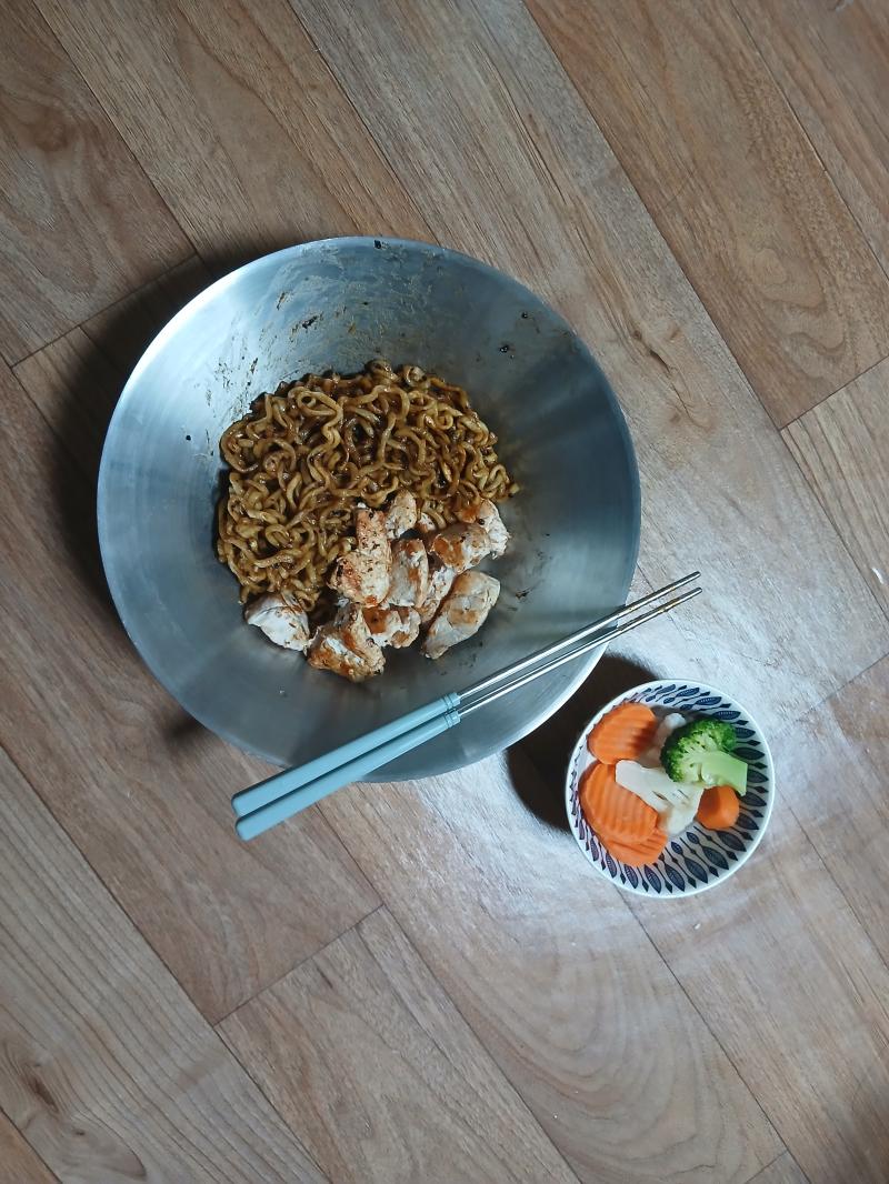 저녁식사 짜파게티 닭가슴살 한팩 야채믹스 야채믹스 해동하다 쏟아서 없이 같이 먹었음