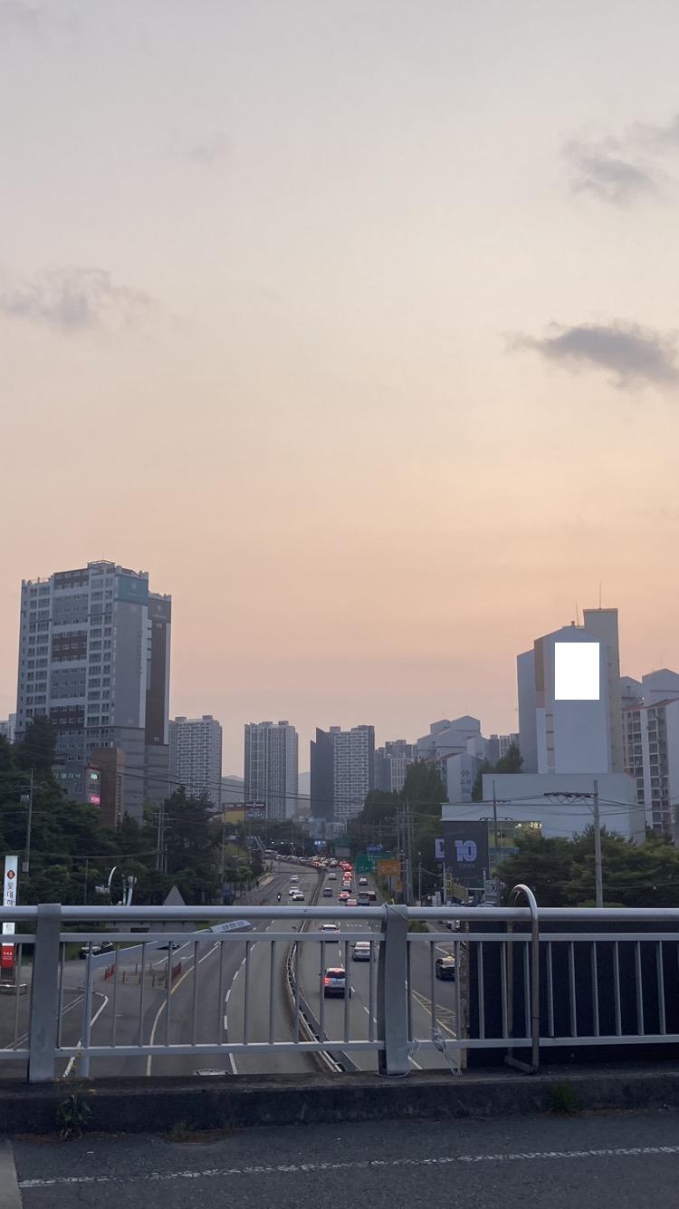 방금 찍은 사진 완전 예쁘당 여기가 육교 진짜 예쁜데 막상 반대쪽은 산만 보여 그리구 원래 인생은 하늘 보는 낙으로 사는 거야 넘나 예쁘다 진짜 맞다 가서 마저 수열 문제 풀고