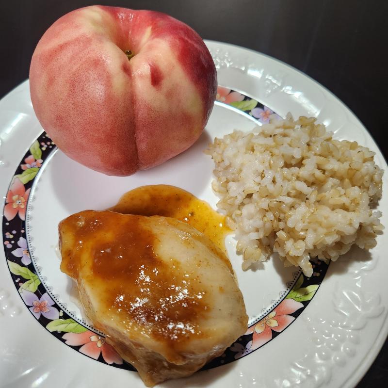 현미밥 작은공기 반그릇 닭가슴살 토마토살사 딱딱한 복숭아 물론 껍질까고 먹음