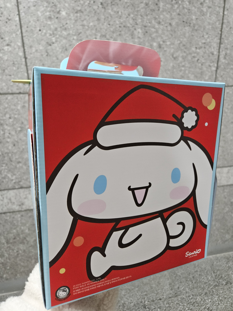 올해 크리스마스 케이크는 시나모롤로 정했다 가격은 심히 사악하지만 너무 귀여워 케이크 상자 활용할 방법 찾아봐야겠다
