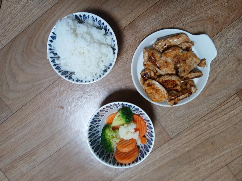 아침식사 닭가슴살 한팩 야채믹스 쌀밥 먹고 시간 뒤에 운동 예정