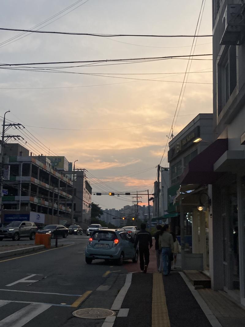 오늘도 하늘 사진 진짜 예쁘지 역시 노을이 짱이야 오늘 길에 가다가 가족 넷이서 같이 귀가하는 모습을 봤어 화기애애하고 분위기가 좋아서 나도 덩달이 미소가 지어지더라 눈엔 항상