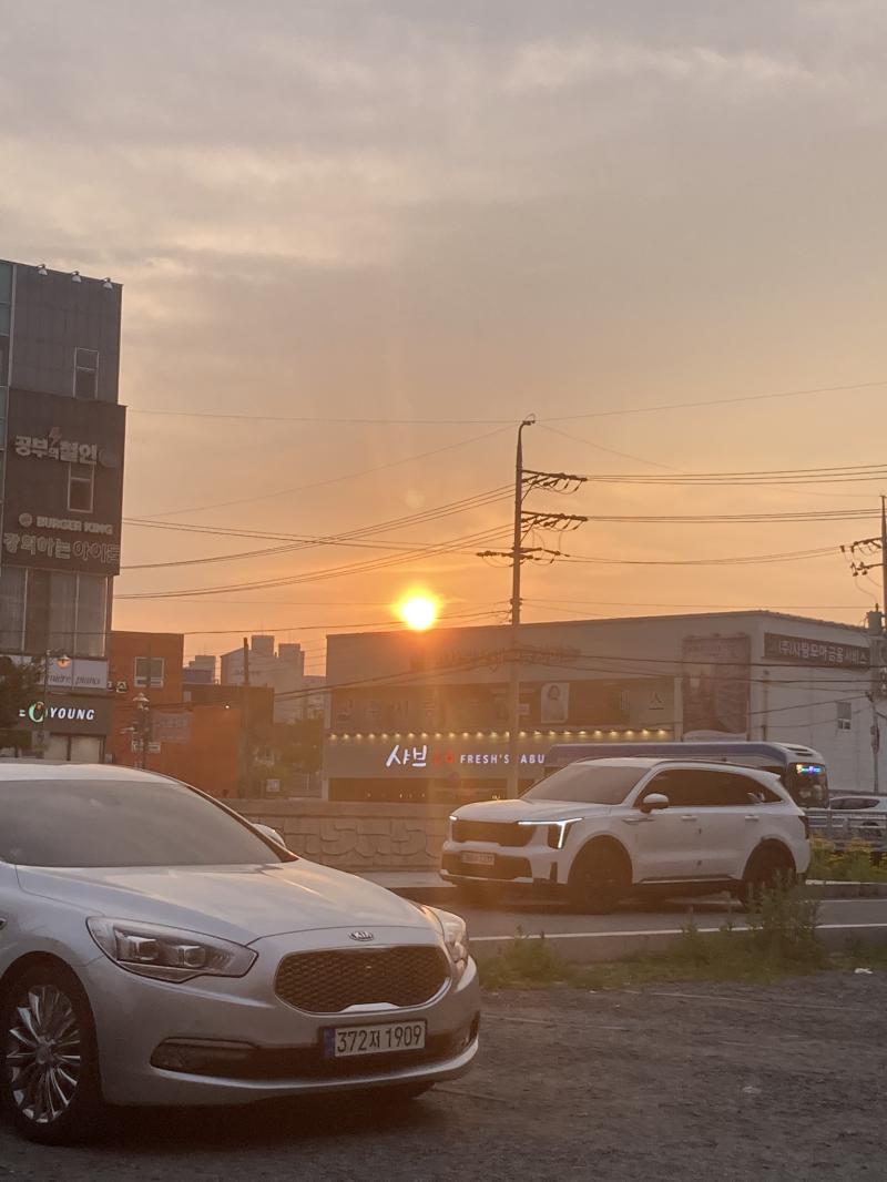 오늘 하루도 다들 뿌듯하고 행복했던 하루로 남길 다가오는 월은 좋은 일만 가득하길 바라 하루는 어땠으려나 문득 궁금해지는구만 귀가할 듣는 플레이리스트 레스에 올려둘게 들어봐 되게