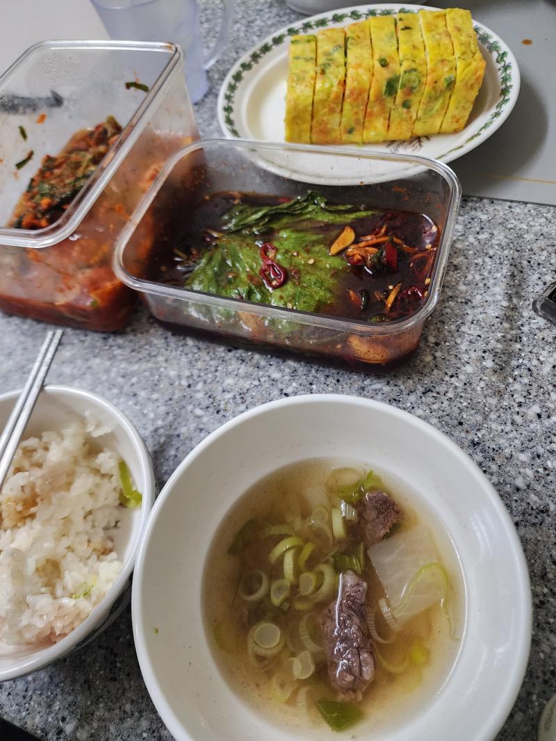 히히힣 맛있는 많이 먹었고 제육볶음도 먹었고 낮잠밤잠 실컷 잤고 행복해따 녹두전도 만들어 먹었는데 맛있더라