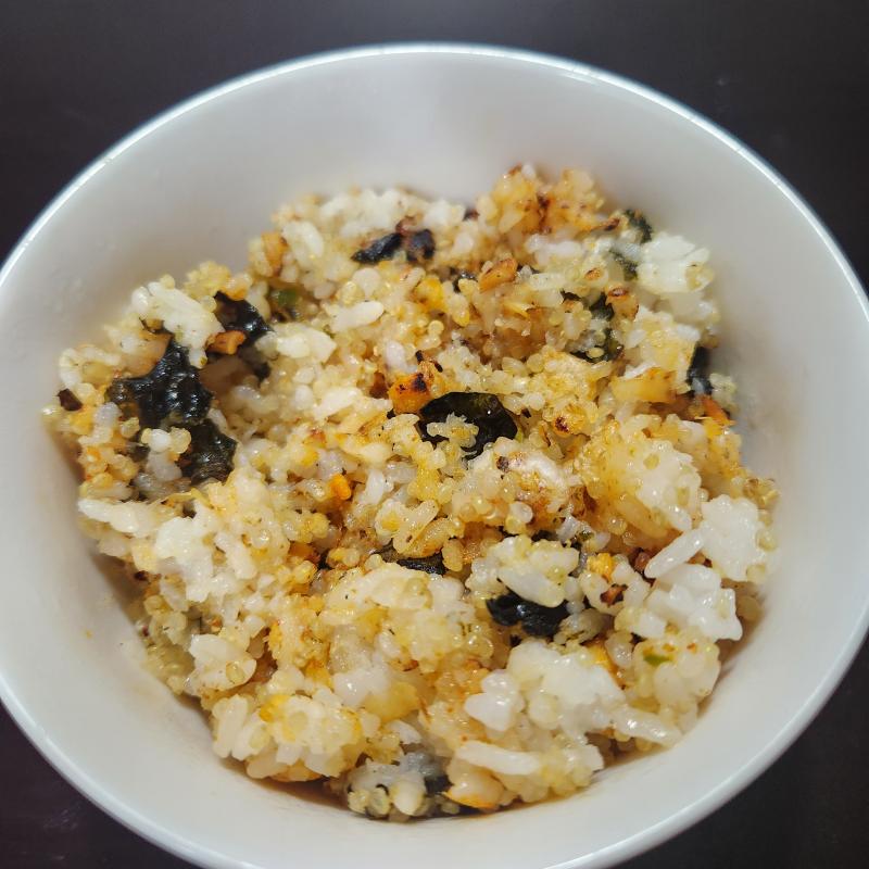 매콤불고기 어쩌고 삼각김밥에 퀴노아 한숟가락 넣고 볶은거 저번주에 회사 사람한테 삼각김밥 짬맞아서 냉동실에 넣어뒀다가 오늘 이녀석을 볶아먹어봤다 다시는 삼각김밥을 볶아먹지 않을