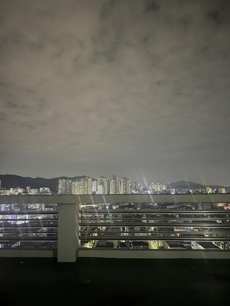 이때가 제일 좋아 학원에 원생이 적어서 그런건진 몰라도 시까지 있는 사람은 조교 뿐이고 시까지 오는 사람도 조교쌤뿐이야 그래서 시에 이젠 익숙해질만한 목소리를 듣기전에 먼저 짐을