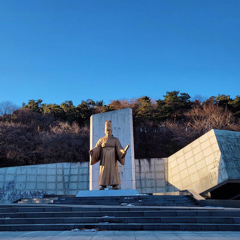 내려오면서 거대한거 찍어따 그리고 앞에서 제주항공 사고 희생자의 명복과 내년에는 가슴 아픈 없게 달라고 빌고 왔다