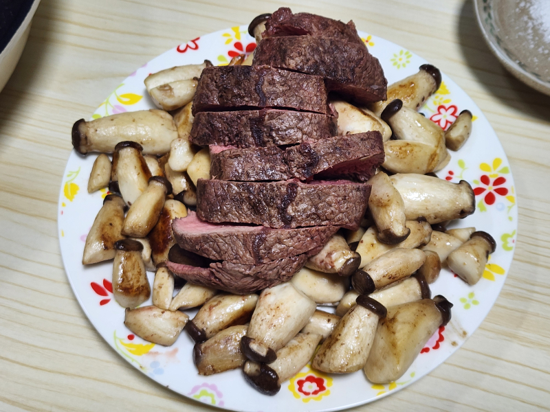 수원 다녀와서 맛있는 먹고 가는 길에 청계천 사진 찍고 집에서 낮잠 자고 부채살 토핑이 올라간 미니 새송이구이를 먹었는데 적당히 괜찮은 맛이었지만 실패 이렇게 토요일이 지나갔다