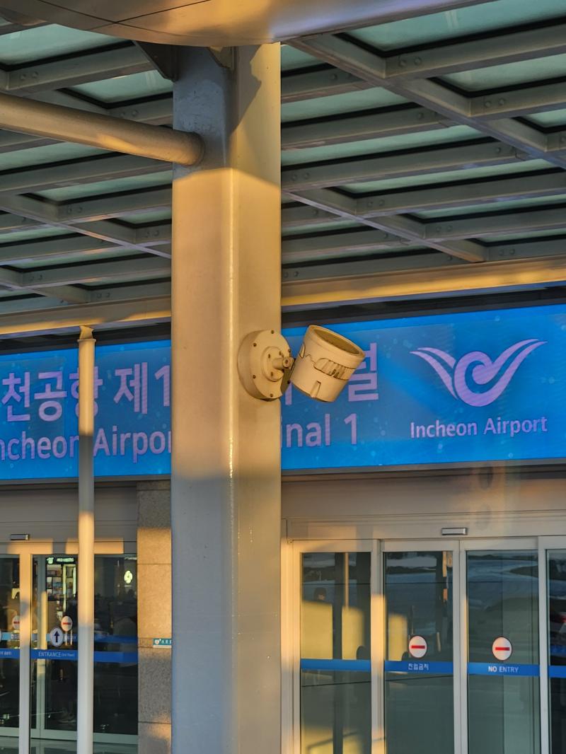 진짜 출국한다 혼자 해외 나가는 처음인데 혼자 다닐 아니지만 기분이 좋네용 그나저나 전에는 공항 와도 생각 없었는데 이제는 인천 초입부터 산재한 온갖 유통회사 관세사무소 무역회사