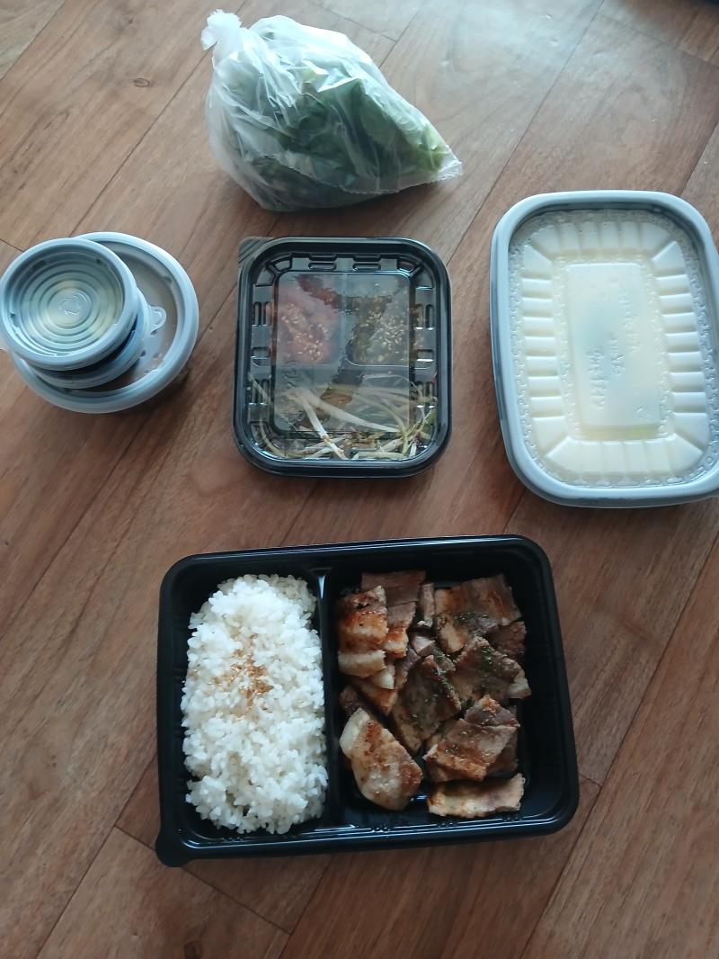 아침식사 삽겹살 인분 계란찜 된장국 시간 걸려서 받았네고객센터랑 가게에서 전화만 받음 배민 개같은거