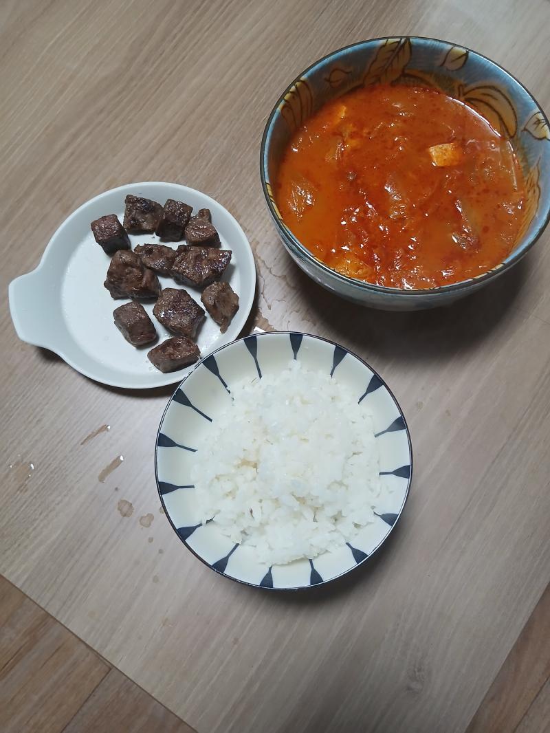 저녁식사 소고기 김치찌개 요즘 단백질 섭취량이 줄어든 이유 프로틴 먹기 시작했음