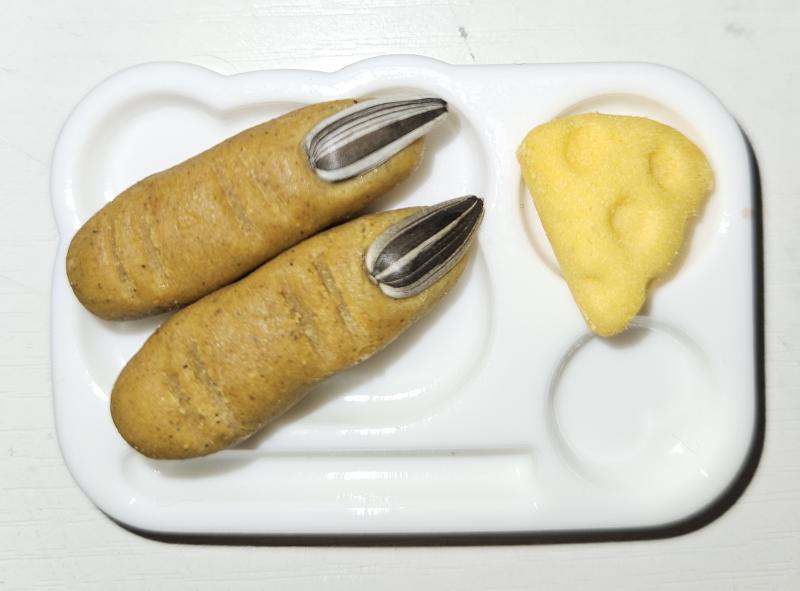 할로윈이라 마녀손가락 줬어 잘먹더라 효햄 칭찬해