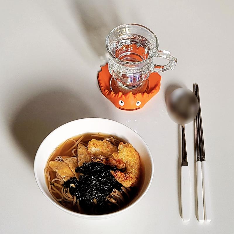 토시코시소바 솔방울케이크 만들고 바로 토시코시소바 준비 고명은 유부와 새우튀김 김가루로 간단하게 해서 금방 만들어따 온메밀이 먹고싶었는데 연말이라 토시코시소바로 먹어야지 하고