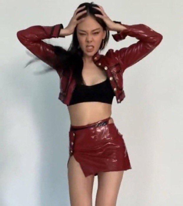 모고 치고 왔슴다 진짜 박살남 국어는 평소에 잘하는 과목이라 이거 못치면 개좃된다 라는 생각으로 했더니 부담감이 두배가 됐는지 비문학 지문 하나를 통째로 날림 언매화작 합쳐서
