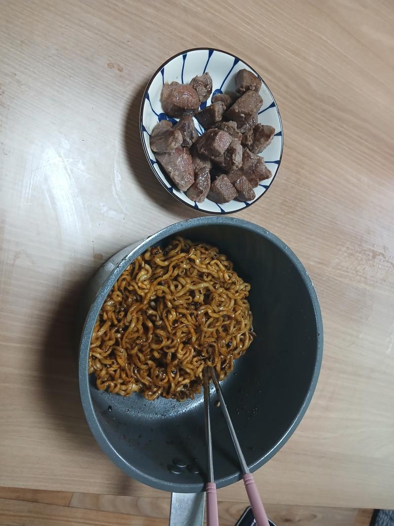 점심식사 짜파게티 소고기 아침은 베이글 우유에 프로틴 먹었음 아침에 먹는게 혈당때문에 안좋다길래 식단 바꿔봄 이제 하루 먹어야됨
