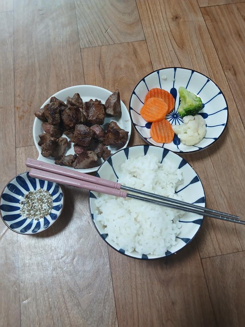 조금 늦은 아침식사 쿠팡으로 시킨 고기가 늦게왔음 부채살 쌀밥 야채믹스