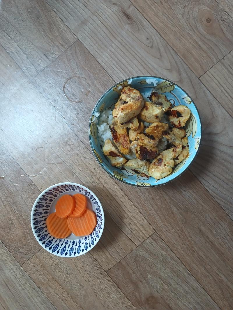 아침식사 닭가슴살에 카레가루랑 간장 조금 넣고 볶아서 밥이랑 먹음 야채믹스 떨어져서 새거 해동시켜야될듯