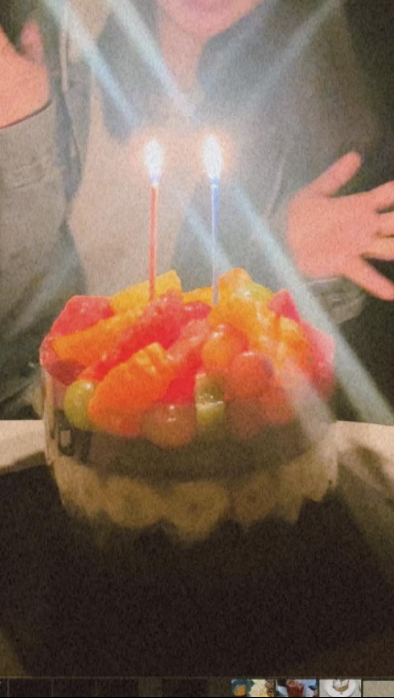 자랑할 잇음 일주일 오늘 성심당 가서 케이크 사왔음 생일처럼 남찍사도 찍었음 Vv