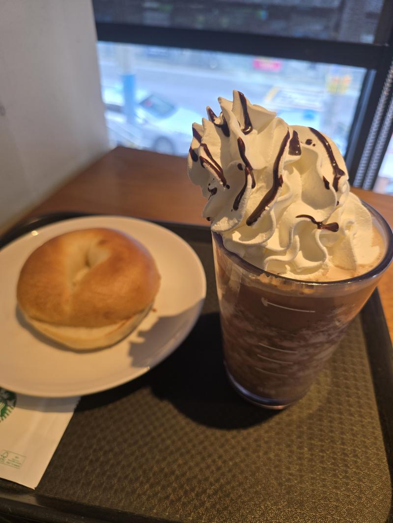 휘핑크림을 넘치게 담아주심