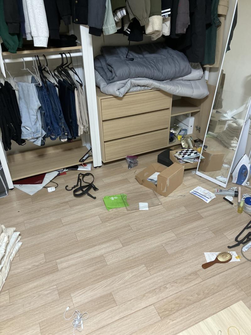 옷은 얼추 끝남 주변 정리하겠음
